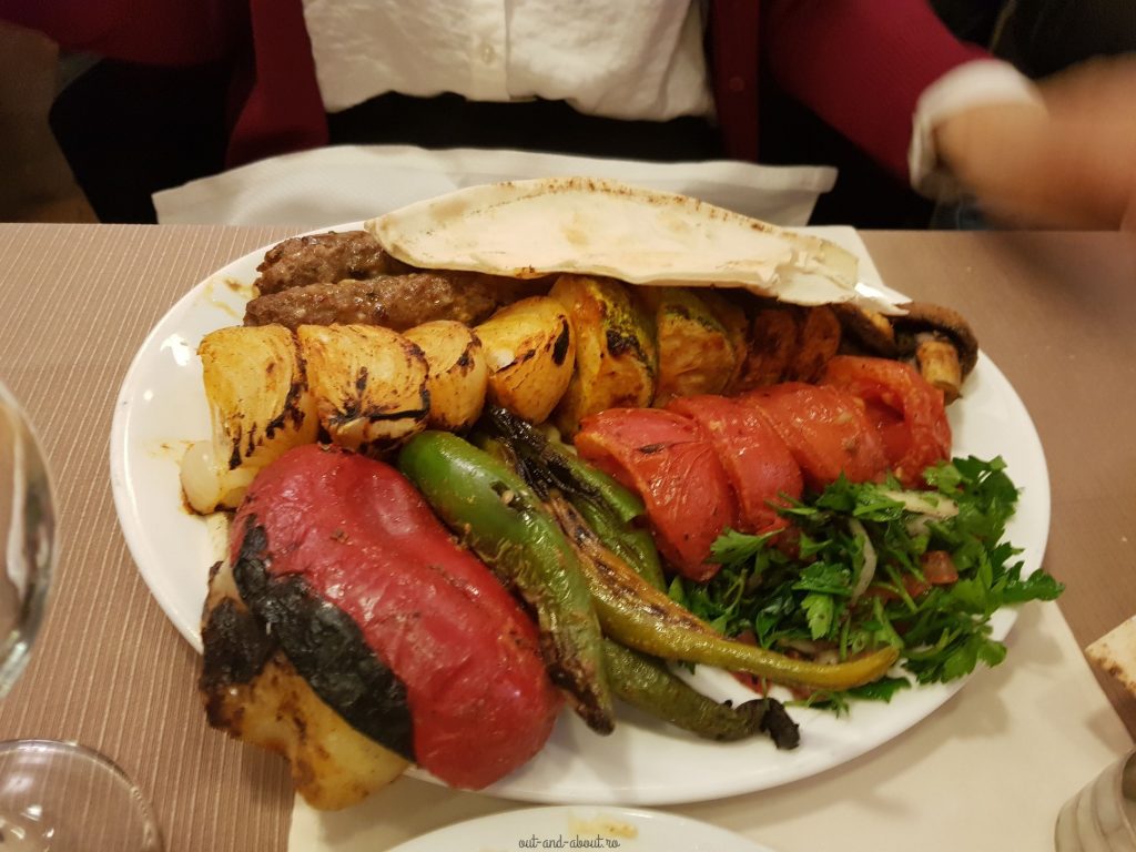 kebab cu legume la gratar restaurant tulin