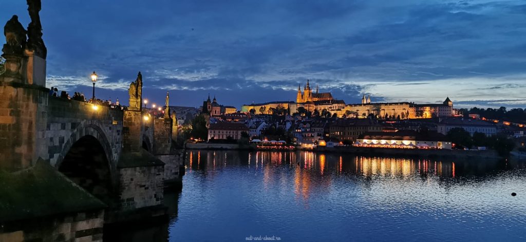 charles bridge by night Praga